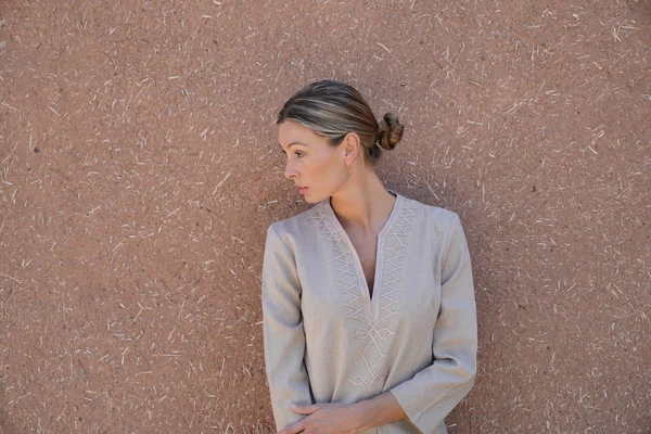 Doğal güzellik nötr ton arka plan açık havada ayakta