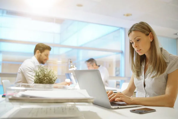 Junge Geschäftsfrau Arbeitet Modernen Büroräumen — Stockfoto