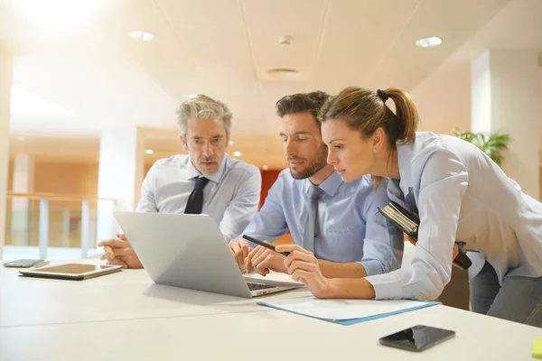 Group Startup Coworkers Looking Computer Office — Stock Photo, Image