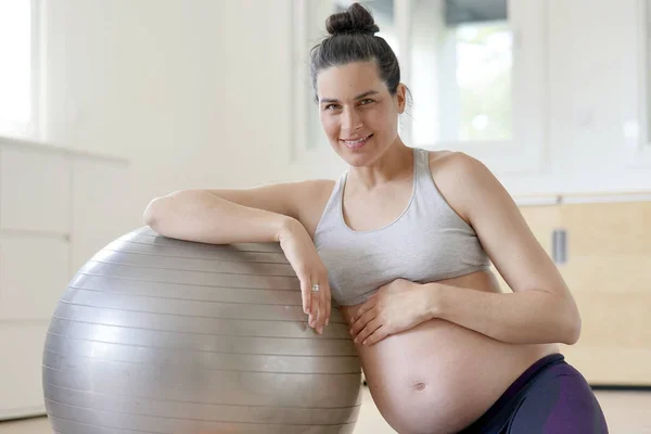 Беременная Женщина Дома Сидит Рядом Мячом — стоковое фото