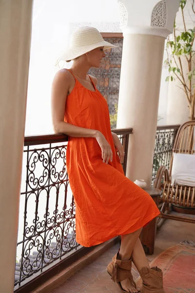 Elegante Frau Hellem Kleid Marokkanischen Riad — Stockfoto