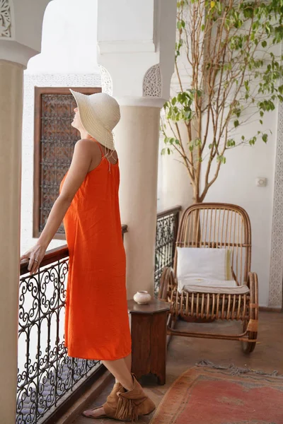 Elegancka Kobieta Jasnej Sukni Stojącej Marokańskim Riad — Zdjęcie stockowe