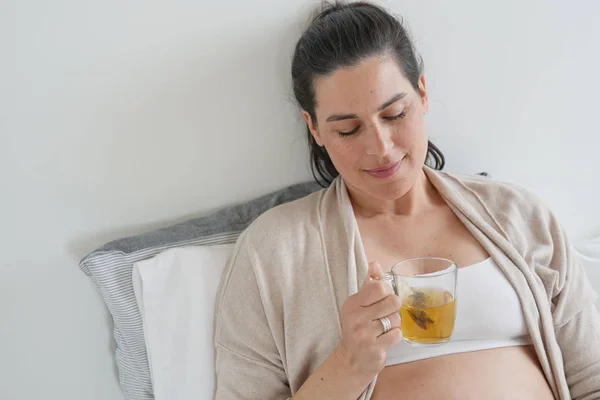 Schwangere Liegt Auf Bett Und Trinkt Infusion — Stockfoto