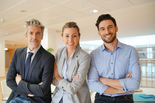 Attraktives Gemischtes Business Team Lächelt Die Kamera — Stockfoto
