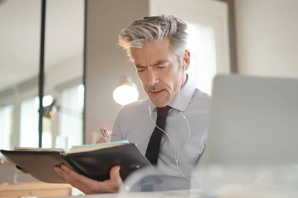 Geschäftsmann Auf Videoabruf Büro — Stockfoto