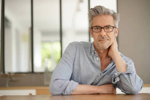 Portret Van Knappe Volwassen Man Het Dragen Van Een Bril — Stockfoto