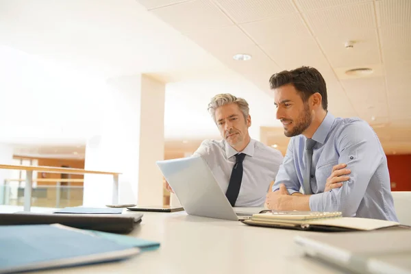 Manliga Medarbetare Diskuterar Affärsstrategier — Stockfoto