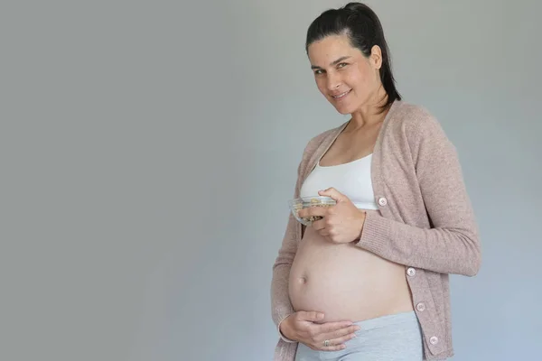 Беременная Женщина Ест Хлопья Изолированные — стоковое фото