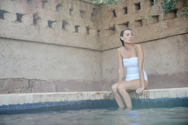 Okouzlující Žena Která Sedí Marockého Bazénu — Stock fotografie