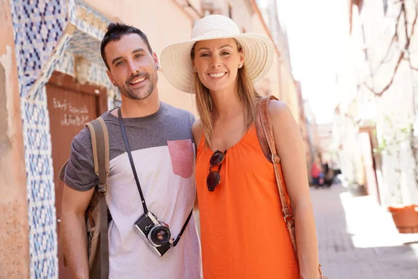Casal Atraente Sorrindo Para Câmera Rua Marroquina — Fotografia de Stock