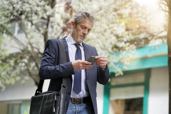 Üzletember Ingázás Gyalog Mobiltelefon — Stock Fotó