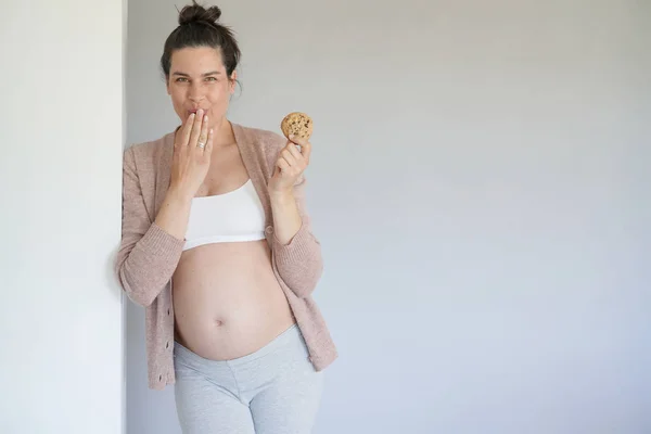 Mujer Embarazada Comiendo Una Galleta Aislada — Foto de Stock