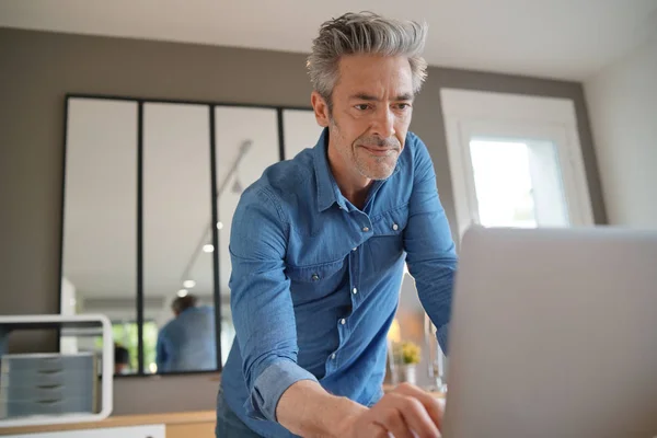 Volwassen Man Werken Vanuit Hedendaags Huis — Stockfoto