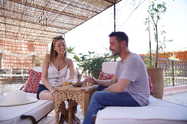 Para Szczycie Dachu Hotelu Riad Picia Marokańskiej Herbaty Mięty — Zdjęcie stockowe