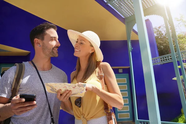 Pareja Explorando Impresionantes Jardines Majorelle Marruecos —  Fotos de Stock