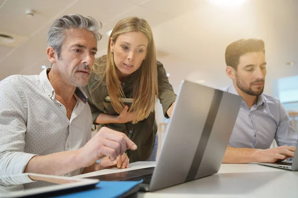 Ofiste iş fikirlerini gözden geçirerek startup ekibi