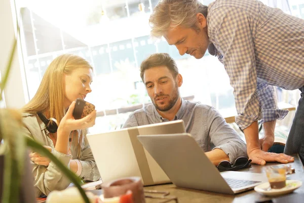 Ortak çalışma alanında fikirleri tartışan iş arkadaşları