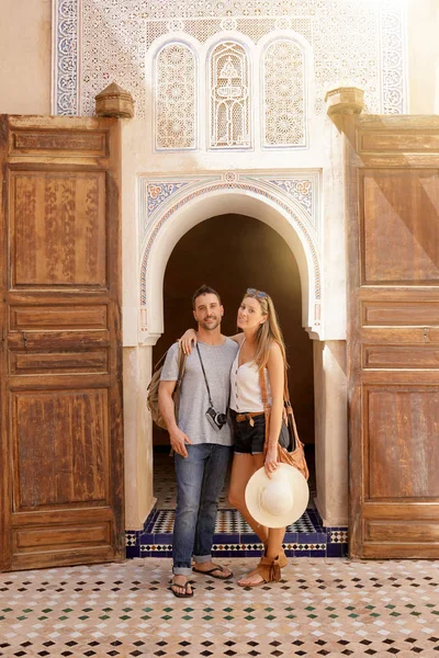 Pareja Turistas Pie Palacio Bahia Marrakech Fotos de stock