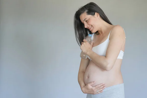 Mulher Grávida Segurando Garrafa Água Isolada Imagens De Bancos De Imagens