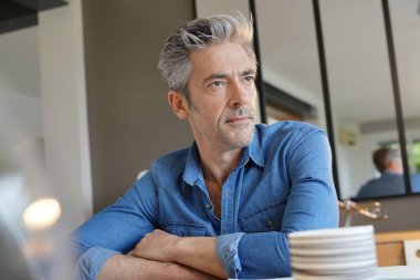 Olgun adam evden düşünme çalışan