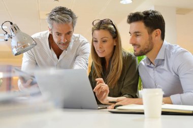 Ofiste iş fikirlerini gözden geçirerek startup ekibi