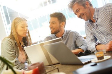 Modern ortak çalışma alanında meslektaşları