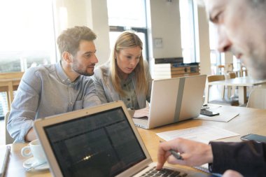 Karma satış ekibi toplantıdan önce sunum ile çalışma 