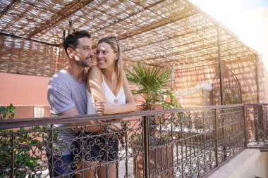 Riad Hotel'in çatısında manzaranın tadını çıkaran çift