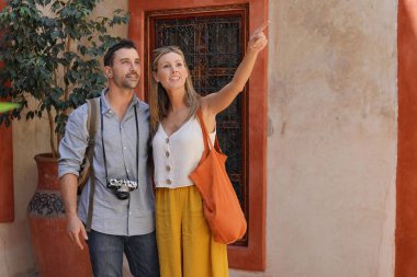 Geleneksel Fas riad keşfetmek şık çift