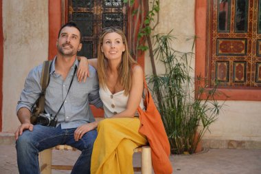 Çift güzel Fas riad oturan