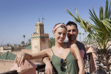 Marakeş çatıdan dışarı bakan çift