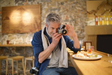 Olgun fotoğrafçı İspanyol restoranında tapas plaka fotoğraf çekmek