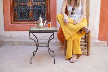 Fas riad zarif kadın nane çayı dirnking