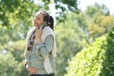 Kırsal kesimde yürüyen hamile kadın