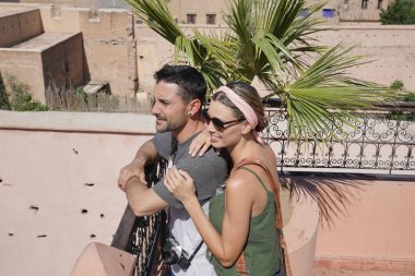 Marakeş çatıdan dışarı bakan çift