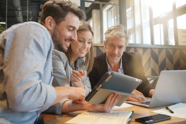 Güler yüzlü satış ekibi yönetici ile sunum ile çalışma