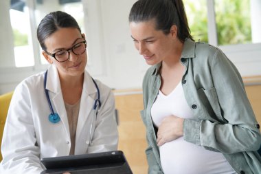 Doktorun ofisinde hamile kadın