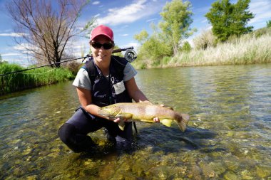 Nehirde balık olgun kadın