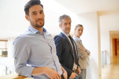 Ofiste kameraya bakan karışık iş ekibi