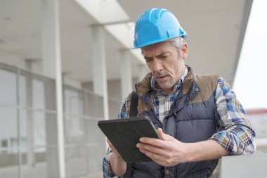 Baş mimar çağdaş bina dışında tablet kontrol