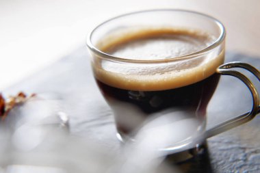 Cam bardakta taze demlenmiş kahveyi kapatın