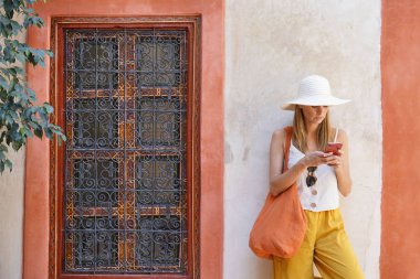 Tarz sahibi bir kadın geleneksel Fas dilinde mesajlaşıyor.