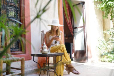 Fas riad avluda mesajlaşma Çekici kadın