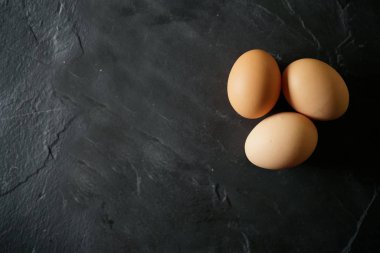 Metin alanı ile kayrak tavuk yumurtası üst görünümü