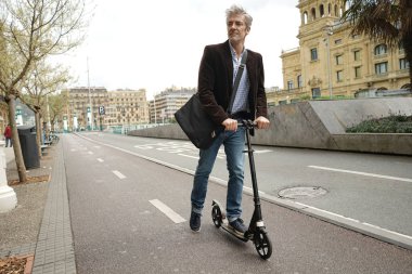 İşadamı günlük gidip mikro scooter sürme