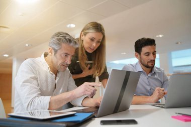 Ofiste iş fikirlerini gözden geçirerek startup ekibi
