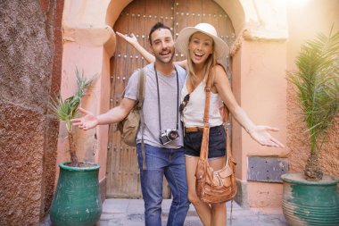 Marakeş 'i ziyaret eden mutlu gezginler.