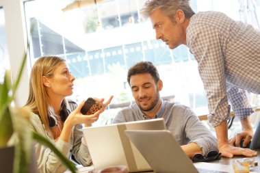 Ortak çalışma alanında fikirleri tartışan iş arkadaşları