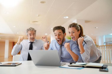 Dinamik başlangıç ekibi başarılı iş sonucunu kutluyor