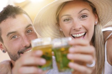 Neşeli çift fas nane çayı içme